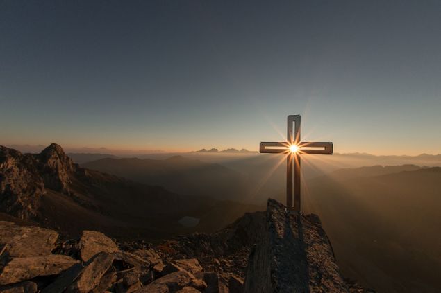 Mutta Jumala osoittaa rakkautensa meitä kohtaan siinä, että Kristus, kun me vielä olimme syntisiä, kuoli meidän edestämme.
Roomalaiskirje 5:8
